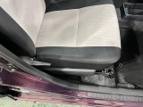 痛みの出やすい運転席シートの角、フロアマット、座面、ともに良好です