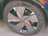 アルミホイール付!鉄ホイールと違って軽いので燃費にも影響してきます。ガソリンの高騰に少しは貢献します!