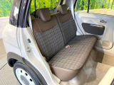 後部座席も気になるようなキズ・汚れやへたり等、大きなダメージはなく、良好な状態です。