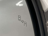 ブラインドスポットモニター(BSM)を装備しています。隣を走る車両が死角に入るとミラー内LEDインジケーターが点灯。さらに、ウィンカーを出すとインジケーターが光って点滅して注意を促してくれます。