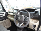 ★運転席まわり★大きなフロントガラスで見晴らしよく運転しやす設計と、広くてゆとりのある運転席。楽な姿勢で座ることが出来るので長時間の運転でも疲れにくいですし体もぶれにくく工夫されています。