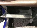 【グローブボックス】収納も充実