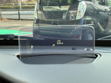 【ヘッドアップディスプレイ】運転席の視線上に車速などを表示してくれるので視線移動や、焦点の調整が軽減されます☆