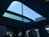 明るく開放的な光を生み出し広々とした空間を演出する開閉可能な電動パノラミックルーフ!快適な車内温度を維持し日差しの影響を抑えるとともにプライバシーを保つガラスを採用。電動サンブラインドも装備!