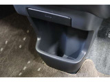 センタークラスターにはペットボトルなども収納できるロアポケットも装備。運転席からも助手席からも使えるとても便利な収納です。