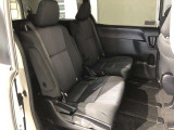 【後部座席】も当然、綺麗・清潔に仕上げております。内装の綺麗なお車は気持ちが良いですし、コンディションのいい車が多いです。これもオススメの1台です。