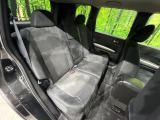 後部座席も気になるようなキズ・汚れやへたり等、大きなダメージはなく、良好な状態です。