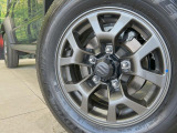 【純正15インチアルミホイール】外観にマッチした純正アルミホイールを装着しております。各種社外アルミホイールや、スタッドレスタイヤも取扱いしております。是非ご相談ください♪