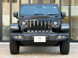 Jeepの特徴的な、丸目のライトと7スロットグリルです。