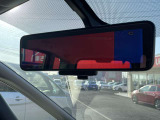 スマートルームミラーで後方の確認ができます。夜間でもしっかりと見れます。