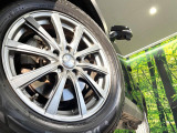 【17インチアルミホイール】外観にマッチしたアルミホイールを装着しております。各種アルミホイールや、スタッドレスタイヤも取扱いしております。是非ご相談ください♪