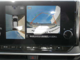 まるで上空から見下ろしているような感じで駐車が楽にできるインテリジェントアラウンドビューモニター
