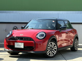 MINIのフロントグリルのデザインはイギリスで生まれた当初から、シルバーのサイドバーが折り重なった伝統的なデザインで御座います。その伝統はBMWのお車になってからでも少しずつ形を変えて守られております