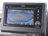【バックカメラ】駐車が苦手な方でも安心してお乗りいただけます。リバース連動で画面が切り替わるのでとっても便利です。