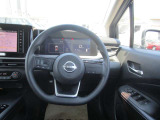 ステアリングスイッチがついています。オーディオの操作が手元でできるので便利で安心ですね♪