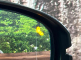 【ブラインドスポットインフォメーション】走行中、ドアミラーの死角になりやすい箇所に後続車が接近するとサイドミラー付近に警告を表示、ドライバーに注意喚起をしてくれます。