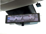 【インテリジェント ルームミラー】車両後方のカメラ映像をミラー面に映し出します!車内の状況や天候に左右されず、また夜間にはカメラの感度をアップさせるなどにより、いつでもクリアな後方視界が得られます!