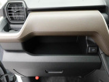 インパネ部分にも小物が置けます。
