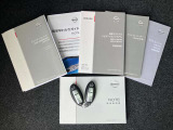 各取り扱い説明書、整備手帳、スマートキー2本つきです。