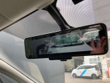 ◆インテリジェントルームミラー◆乗員・ヘッドレスト・積載物などでさえぎられがちなルームミラーの後方視界をクリアに保ちます!車内の状況に関わらず、車両後方にあるカメラの映像をルームミラーに映し出します!
