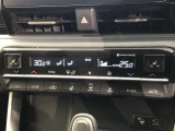 運転席、助手席別々に温度設定ができるデュアルエアコン装備です。男性が暑いと感じても、女性は寒いと感じる、そんな時の車内温度を別々に調節できるので、ストレスなくドライブをお楽しみいただけます。