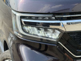 【LEDヘッドライト】悪天候や夜間走行時も良好な視界を確保し安心して運転できる高輝度LEDヘッドライトを装備!点灯速度が早く、消費電力も抑えられています。