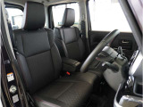 【清潔感のある運転席&助手席】隅々までクリーニングの行き届いた運転席&助手席。目立ったシミや汚れ等もございません。快適なドライブをどうぞ。