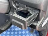 運転席ハンドルの右側にもドリンクホルダーがございます!お飲み物だけではなく、携帯電話なども置けますね♪
