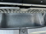 トランク下にも物入れがございます。