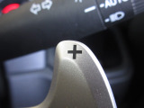 マニュアル車のような感覚で、ワインディングロードでも車を操れるパドルシフト付きです。長い下り坂でのエンジンブレーキや、高速道路の合流の際の加速も思いのままです。