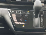オートエアコンで温度調整も楽チン!四季を問わず快適に運転することが出来ます。