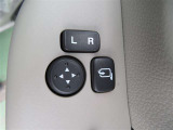 電動格納式ドアミラー付き。 狭い駐車場へ停めた時に、ボタン1つで左右のミラーをたたむ事ができます。