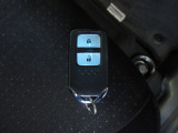 スマートキー付!キーを取り出さなくてもドアロックの施錠・開錠、エンジンの始動が出来ます!雨の日や荷物の多い日にとても便利ですね♪