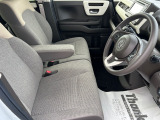 乗り心地の良いフロントシートです。足回りも広々としておりますので、長時間の運転も疲れづらいですよ。