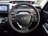 ハンドル左側にはオーディオ操作が出来るオーディオリモートコントロールスイッチ、右側にはHonda SENSINGとオートクルーズコントロールのスイッチを装備!