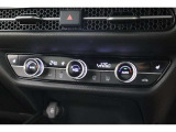 フルオートエアコンが装備されています!お好みの温度設定をするだけでエアコンの風量やモードの切り替えを自動でコントロールしてくれます!ユーザーの操作が少なく燃費走行にもつながります!