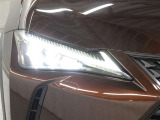 LEDヘッドランプにはアダプティブハイビームシステム「AHS」を採用。光検出カメラで車両検出をし、先行車や対向車に直接ハイビームを当てないように部分遮光します。