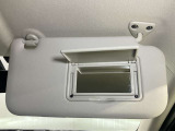 運転席サンバイザー!鏡が付いているので便利