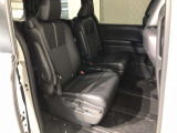 【後部座席】も当然、綺麗・清潔に仕上げております。内装の綺麗なお車は気持ちが良いですし、コンディションのいい車が多いです。これもオススメの1台です。