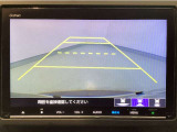 【バックカメラ】運転が苦手な方も車庫入れラクラクです!ギアをリバースに入れれば自動的に切り換わりますので、面倒な操作は不要です♪狭い駐車場もお車を傷つけず安心ですね!