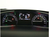 とっても見やすいメーターです。夜間時はラグジュアリーな気分にさせてくれる照明が魅力ですので、夜のドライブも楽しみになりますよ♪