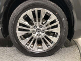 【純正アルミホイール】です!車両デザインに合わせてホイールをデザインしているため、見た目にもカッコイイアルミホイール♪洗車もラクチンで錆びません。