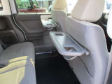 運転席・助手席シートバックテーブル付