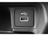 運転席からも助手席からも使いやすい位置に、電源ソケットやUSBジャック、ナビへ映し出すためのHDMI端子を設けています。