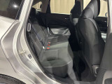 後部座席は足元広々でゆったりと乗れるスペースです♪
