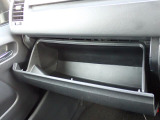 収納たっぷりグローブボックス。