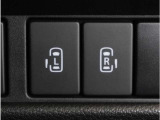 【両側電動スライドドア】ボタンを押すだけでスライドドアの開閉が可能。もちろんキーからの操作も可能。お子様を抱いている時・両手いっぱいの荷物を持っている時など非常に役立ちます。