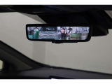 車両後方カメラの映像をディスプレイに表示するデジタルインナーミラーです。ヘッドレストや荷物などで視界を遮られずに後方を確認できます。デジタルミラーモードとミラーモードは切替え可能です。
