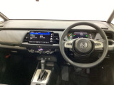 車内は光触媒抗菌消臭施工済です。インパネ周りはスタイリッシュなデザインです。グローブボックスやカップホルダーのほかにトレーなどたくさんの収納スペースが付いています。