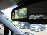 〔スマートルームミラー〕内蔵モニターにより後方の状況をクリアな画像で確認出来ます。夜間も勿論、くっきり!通常のルームミラーに切替も可能です。